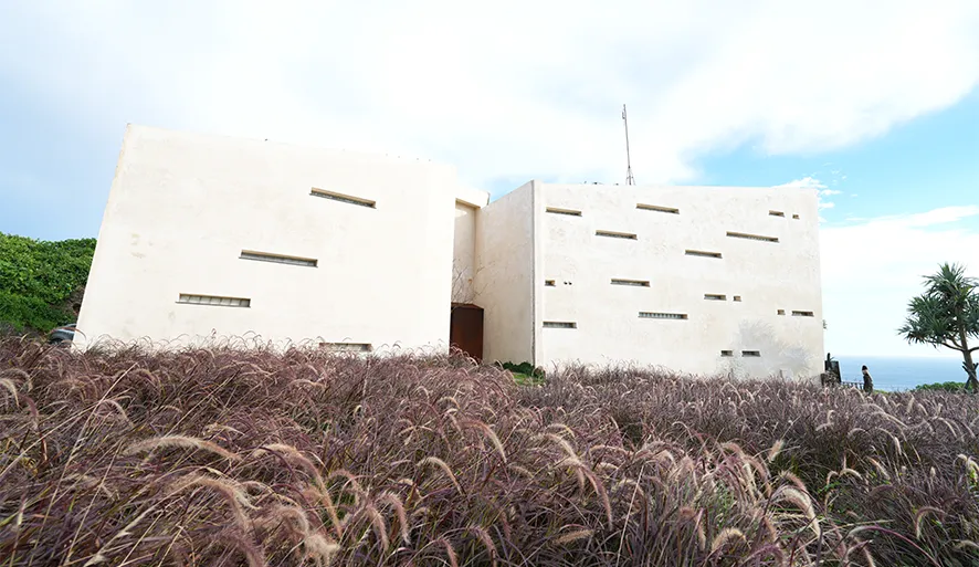 【海丘】藏身山崖的景觀法式餐廳！360度海景、蘆葦草原夕陽超美