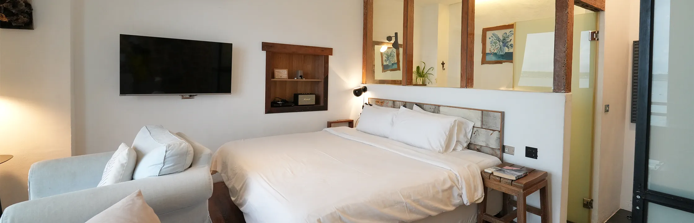 【迷路小章魚小旅館】南灣海景第一排住宿，陽台房實住心得！房型、早餐完整介紹