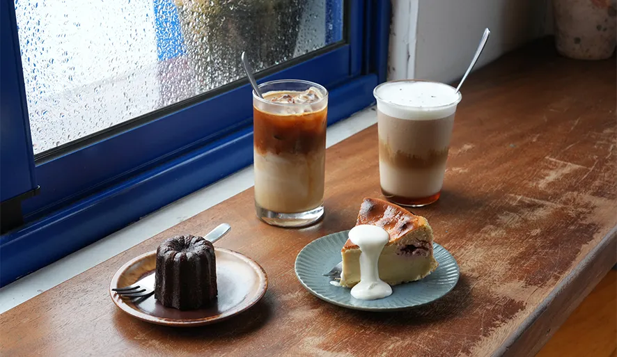 【Oct.Sun Coffee】IG打卡海景咖啡廳，地中海風格藍白小屋！必吃可麗露、巴斯克