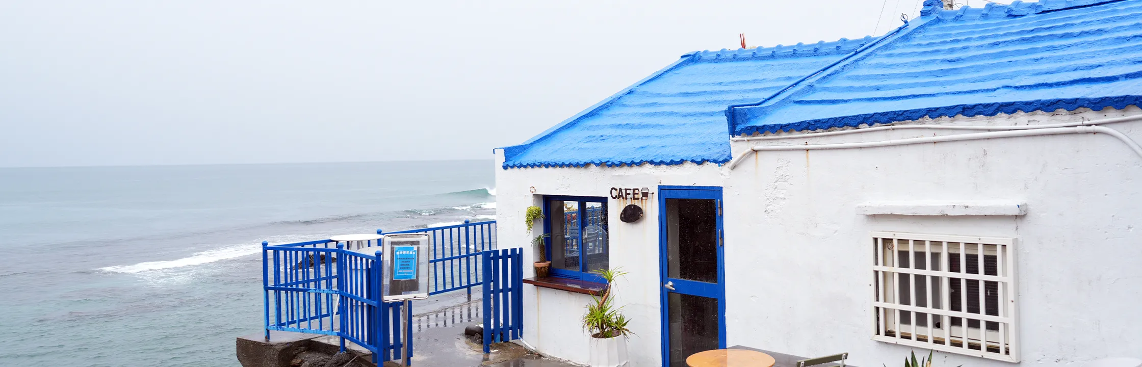 【Oct.Sun Coffee】IG打卡海景咖啡廳，地中海風格藍白小屋！必吃可麗露、巴斯克