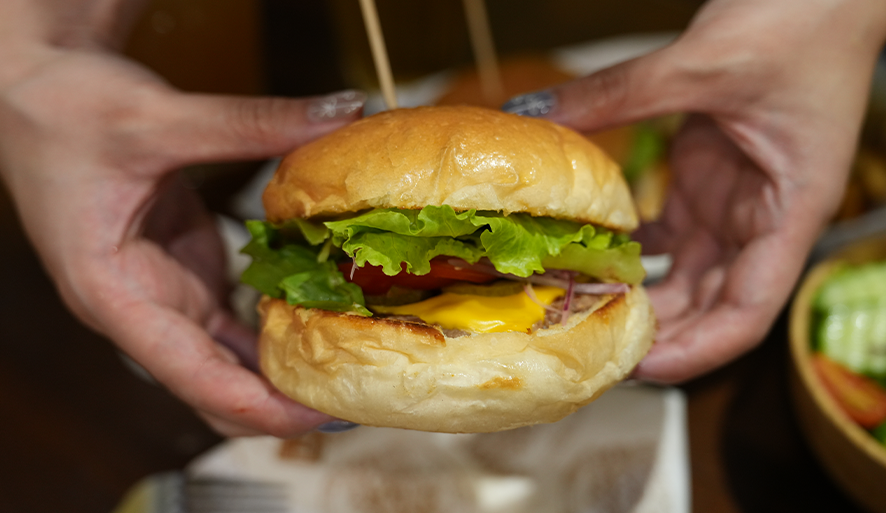 【Little Cuba小古巴】在地人也愛吃的美式漢堡店！古巴經典手撕豬肉堡+脆薯套餐必點！