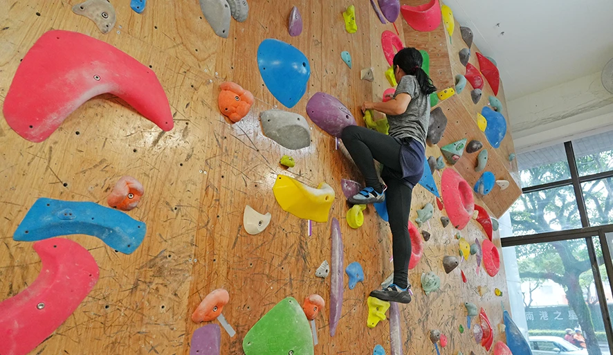 【奇岩攀岩館】喚起人類攀爬的本能！教練耐心指導，初心者別怕