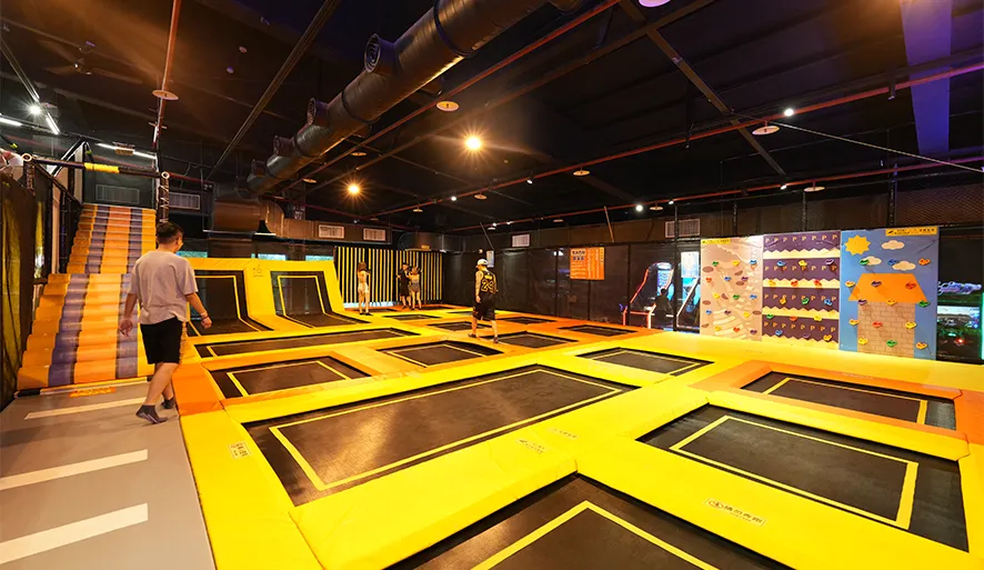 【金享主題樂園】大人小孩都好玩，跳床、球池、空氣足球！還有自助餐點無限供應