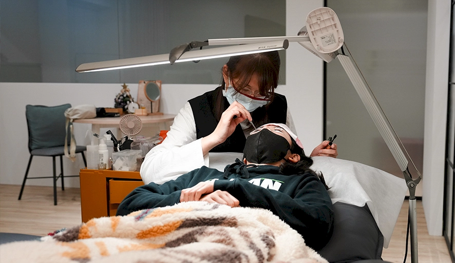 【Elise 伊麗思日式美甲美睫】超持久日式彩色睫毛，客製化設計打造自然妝感！