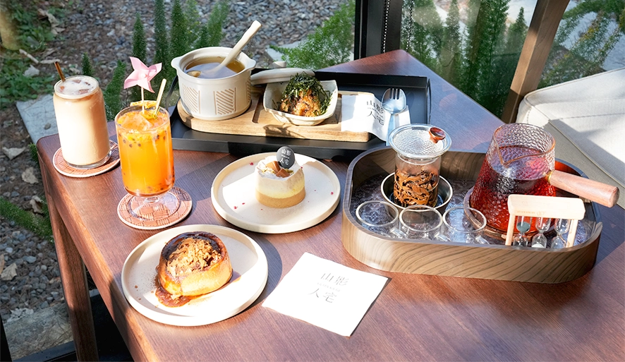 【山影人宅】日月潭文青必訪！坐落山林間的玻璃屋咖啡廳！露營風庭園