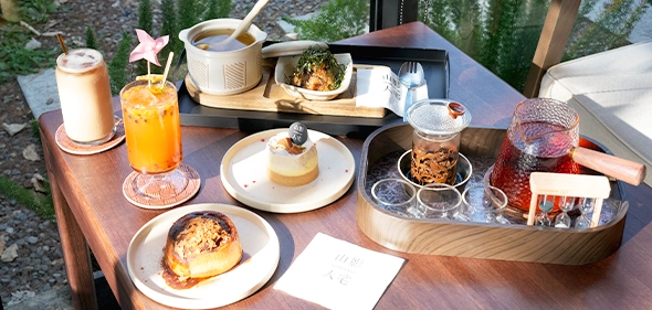 【山影人宅】日月潭文青必訪！坐落山林間的玻璃屋咖啡廳！露營風庭園