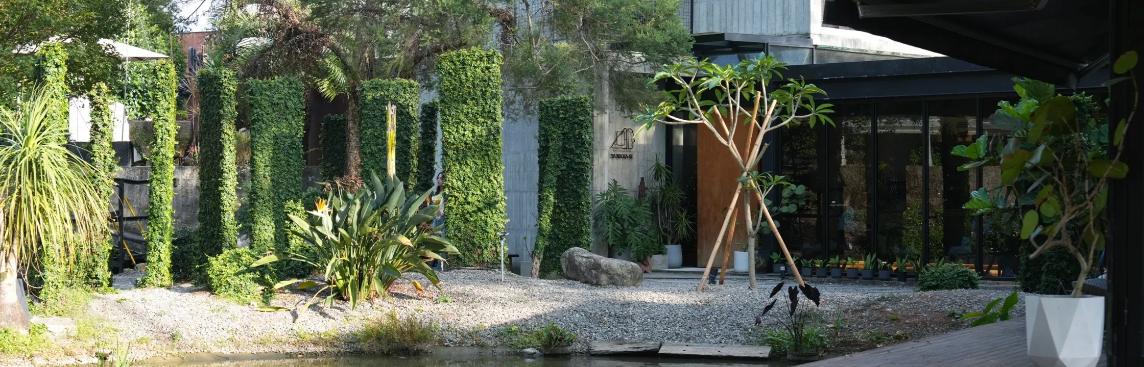 【山影人宅】日月潭文青必訪！坐落山林間的玻璃屋咖啡廳！露營風庭園