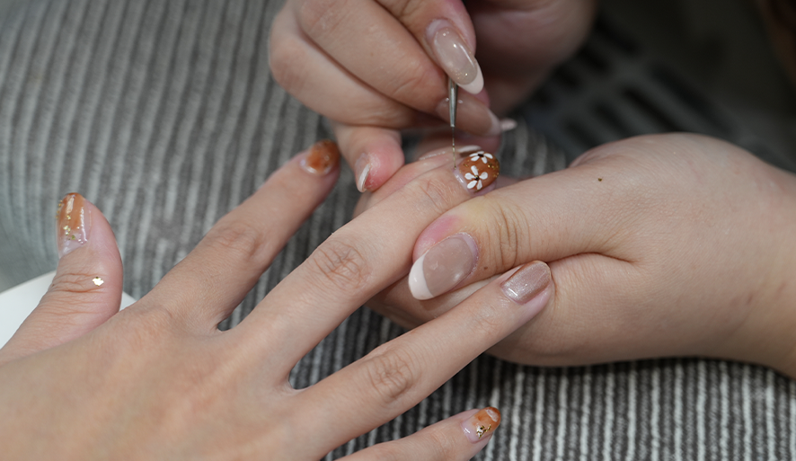 【Saturday Studio 灑脫點工作室】藍晒圖園區旁美甲沙龍，清透暈染小花美甲氣質滿分！