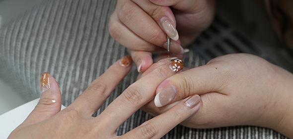 【Saturday Studio 灑脫點工作室】藍晒圖園區旁美甲沙龍，清透暈染小花美甲氣質滿分！