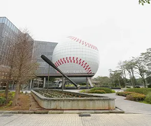 【名人堂花園大飯店】巨型棒球地標、史努比主題房，公共設施超豐富！入住心得分享