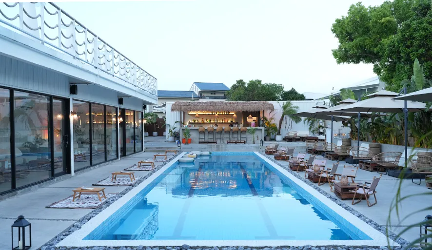 【Heyhey Bar】超 Chill 泳池酒吧推薦！池畔微醺特調 + 滿分度假氛圍