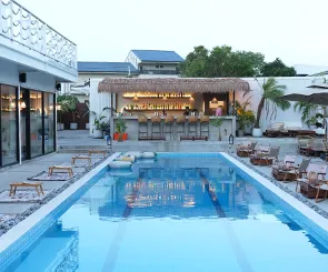 【Heyhey Bar】超 Chill 泳池酒吧推薦！池畔微醺特調 + 滿分度假氛圍