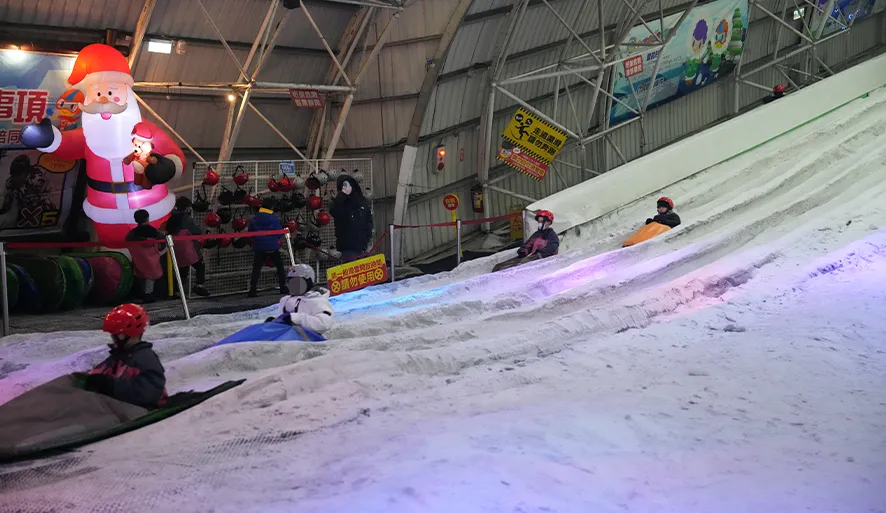 【小叮噹滑雪場】一年四季都能玩雪，室內滑雪毯超有趣！單板課程體驗分享