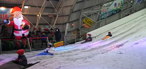 【小叮噹滑雪場】一年四季都能玩雪，室內滑雪毯超有趣！單板課程體驗分享