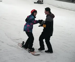 【小叮噹滑雪場】一年四季都能玩雪，室內滑雪毯超有趣！單板課程體驗分享