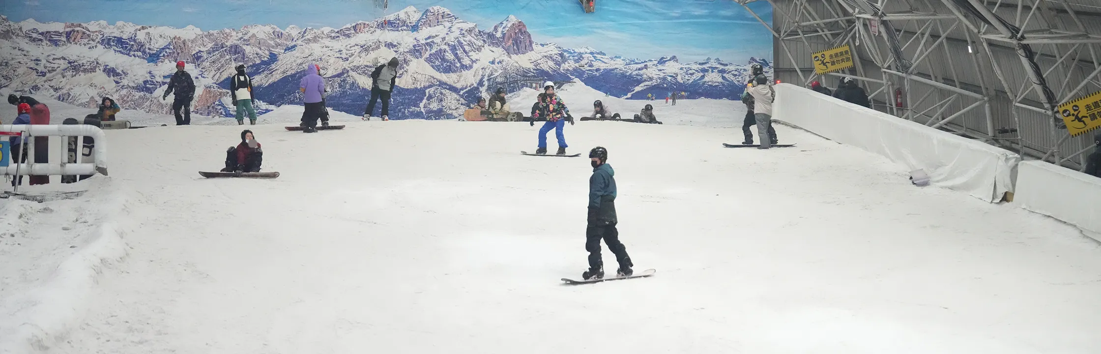 【小叮噹滑雪場】一年四季都能玩雪，室內滑雪毯超有趣！單板課程體驗分享
