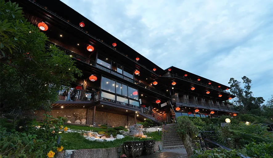 【清豐濤月】愜意泡足湯、賞仁義潭夜景！養生火鍋、鐵板燒用餐分享