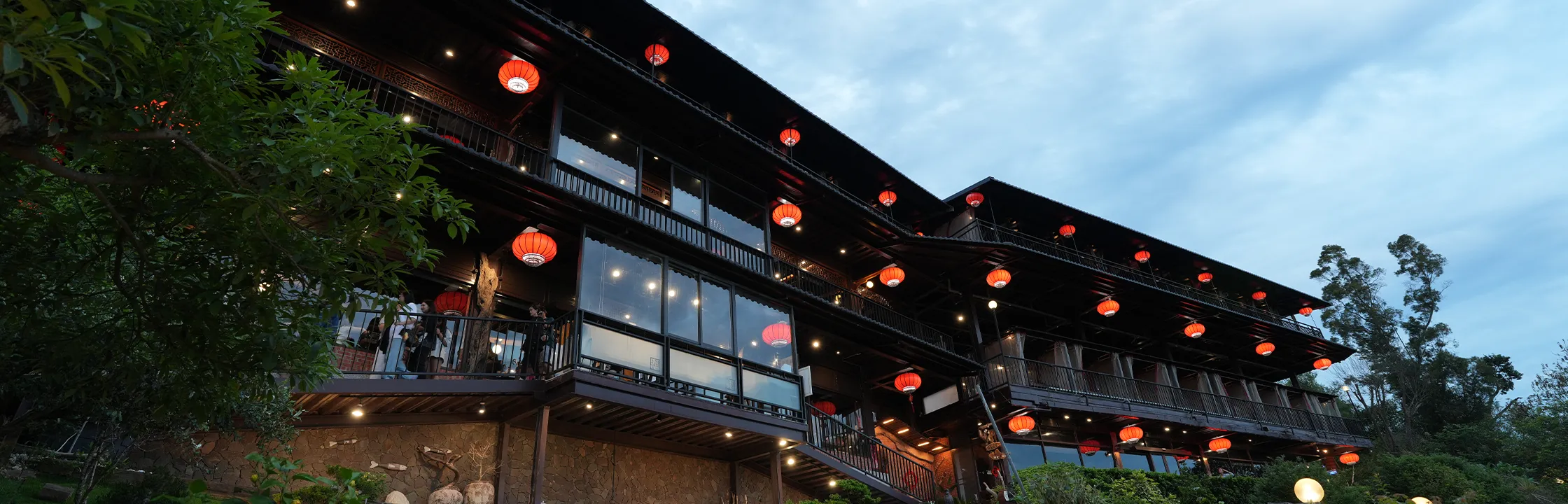 【清豐濤月】愜意泡足湯、賞仁義潭夜景！養生火鍋、鐵板燒用餐分享
