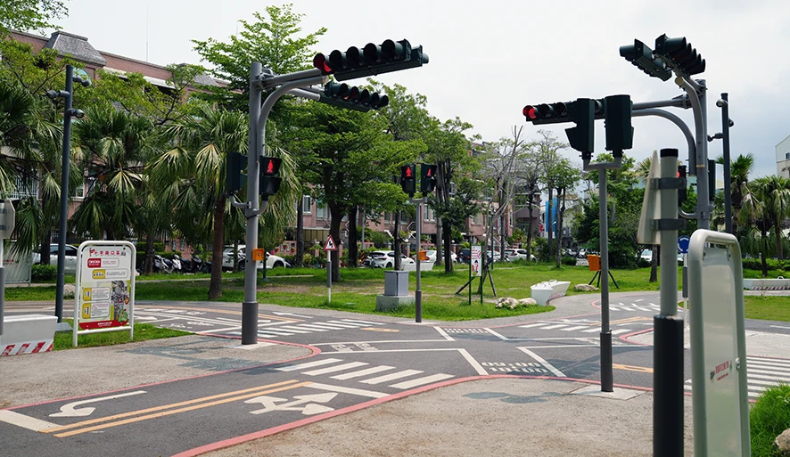 【台南市交通公園】模擬真實道路，一起來學交通規則！免費親子教育景點